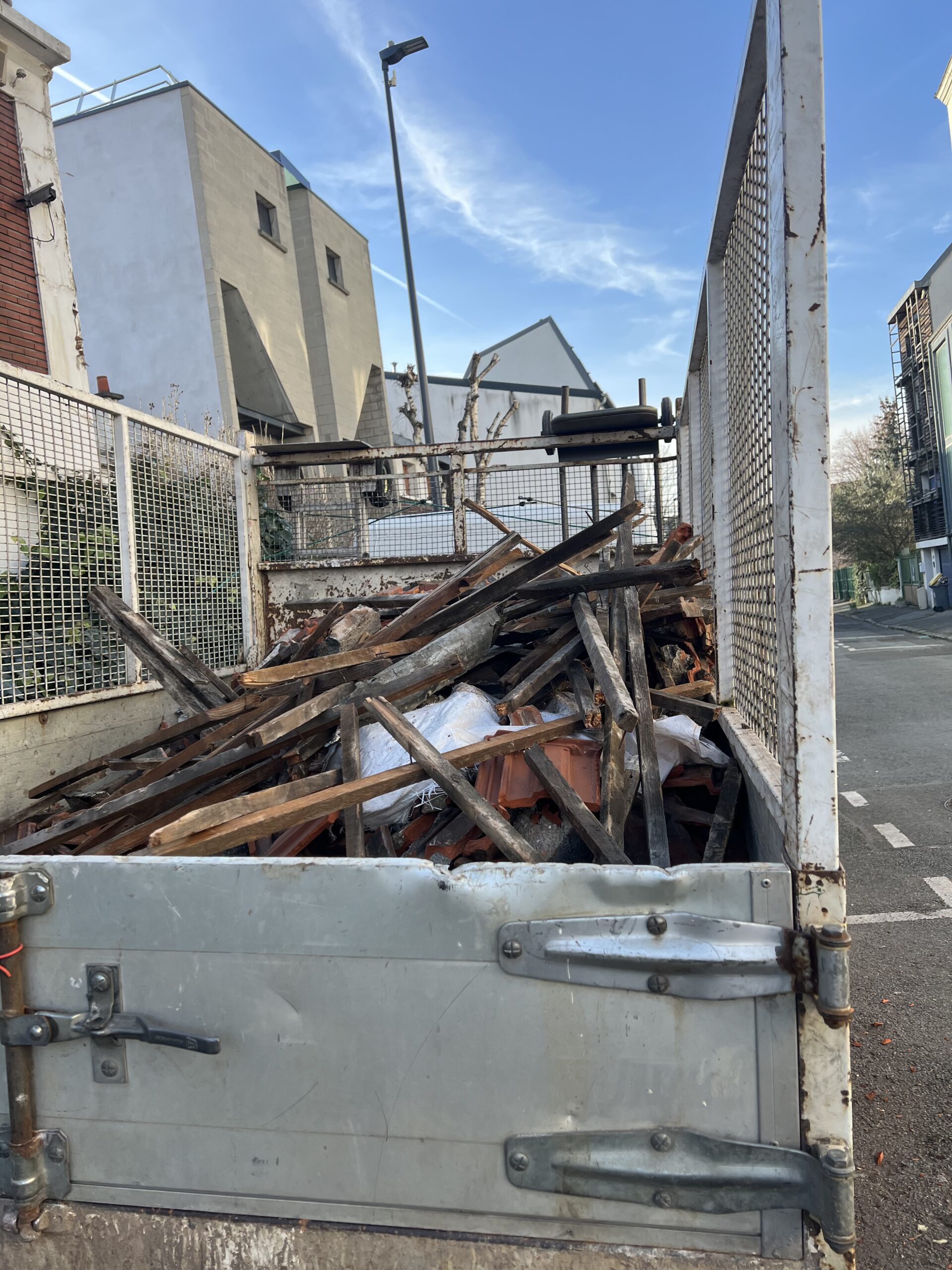 camion benne avec gravats et déchets