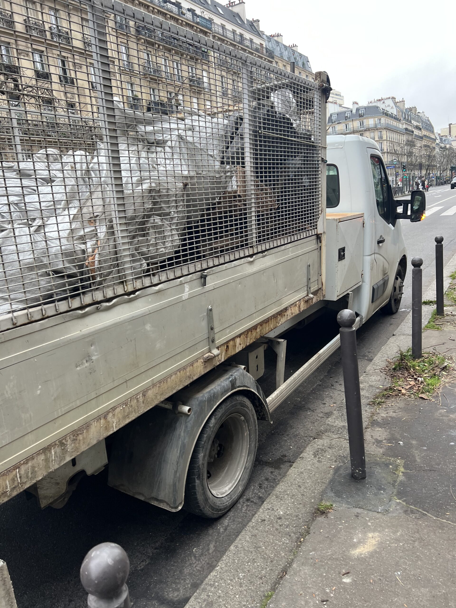 camion benne avec déchets dans Paris