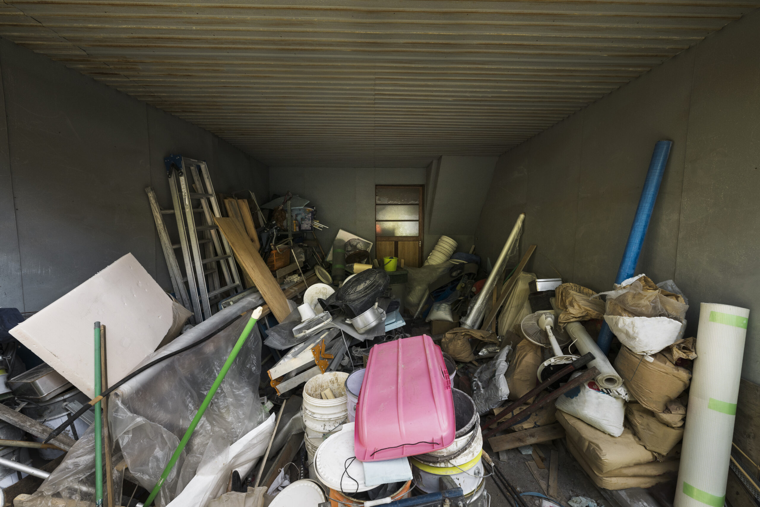 local avec déchets et débarras